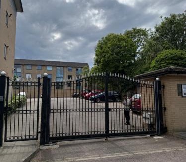 Tollington Apartment | Finsbury Park - Sleeps 6 with Free Parking - best for Holiday, Concerts, Matches & Corporate Lets