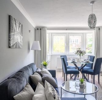 Tollington Apartment | Finsbury Park - Sleeps 6 with Free Parking - best for Holiday, Concerts, Matches & Corporate Lets
