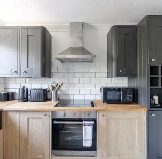Tollington Apartment | Finsbury Park - Sleeps 6 with Free Parking - best for Holiday, Concerts, Matches & Corporate Lets