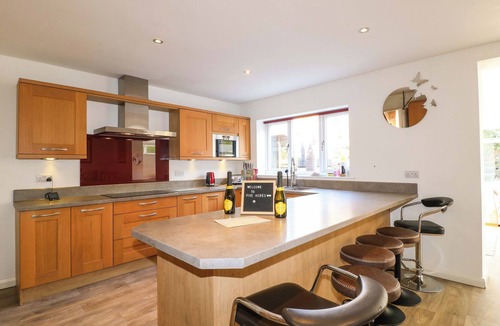 Chesterfield House | FIVE ACRES, pet friendly, with hot tub in Chesterfield