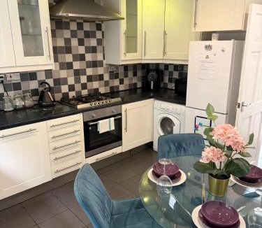 Milton Keynes House | Flamingo Short Lets Greenleys