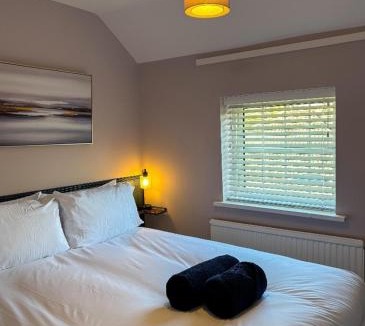 Edwinstowe House | Foresters Cottage, Cosy FamilyComfort and LogFire