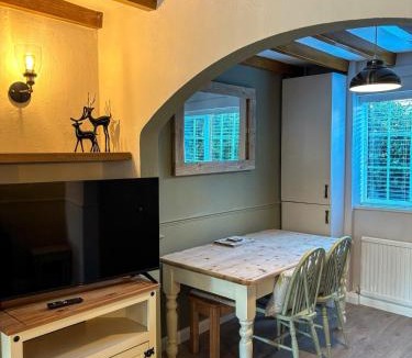 Edwinstowe House | Foresters Cottage, Cosy FamilyComfort and LogFire