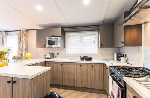 Allerthorpe Cabin | Fox Lodge with Hot tub