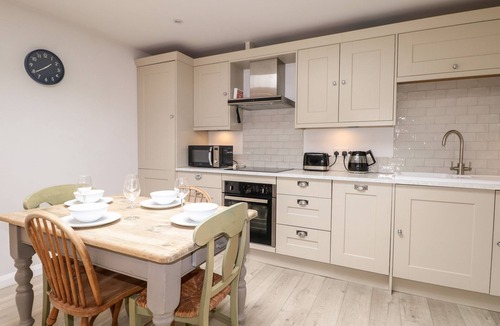 Fareham Cottage | FOX'S DEN, luxury holiday cottage, with pool in Titchfield Common