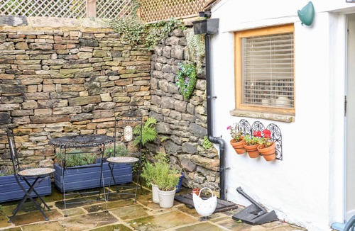 Kildwick Cottage | FOXGLOVE, pet friendly, character holiday cottage in Cross Hills