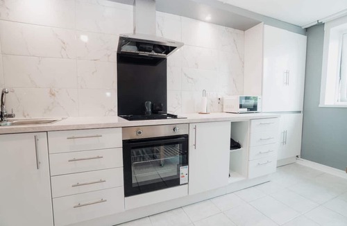 Oxford Apartment | Free Parking 2BR Sleeps 5 Close to JR Hospital