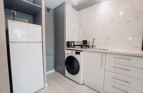 Oxford Apartment | Free Parking 2BR Sleeps 5 Close to JR Hospital