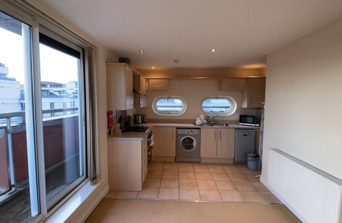 Oadby Apartment | Free parking near city centre & stadium sleeps 6-8