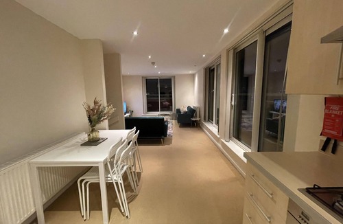 Oadby Apartment | Free parking near city centre & stadium sleeps 6-8