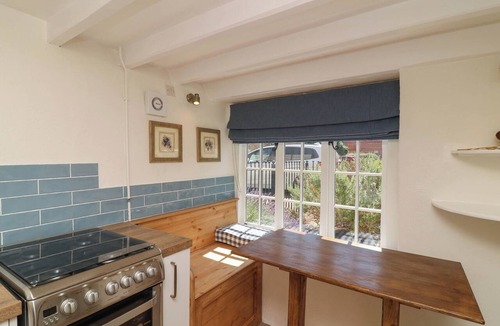 Metheringham Cottage | FREYA'S COTTAGE, pet friendly, with a garden in Metheringham