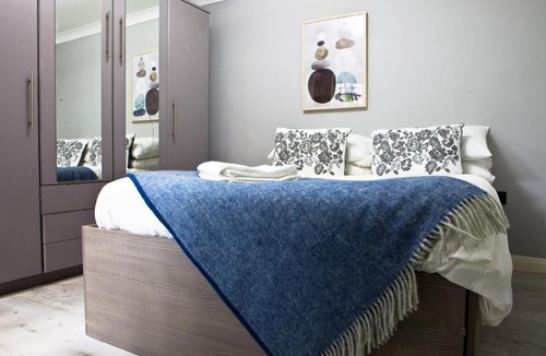 Wellingborough Apartment | "Furnished Rentals Direct" Modern Apartment Haven near Wellingborough High Street, Sleeps 4, FREE dedicated PARKING within 16 minutes walk, Explore Wellingborough and beyond, suitable for families, contractors and business travellers