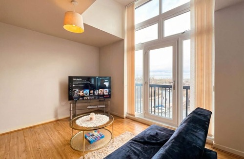 Wythenshawe Apartment | Gated south Manchester flat, 10 mins from the airport