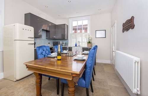 York Cottage | George street Boutique Apartment 1 - sleeps 6 guests in 2 bedrooms