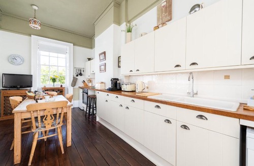 St Neots Villa | Georgian Townhouse - Central St Neots near Cambridge with Parking