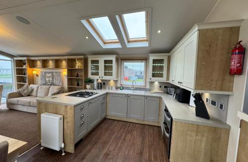 Addlethorpe Other | Golden Anchor - The Vogue - Coastal Caravan Breaks
