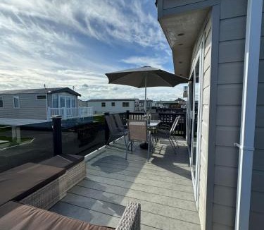 Chapel Saint Leonards Resort | Golden Palm Resort - The Cambridge Deluxe - Coastal Caravan Breaks