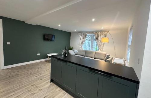 Sefton Park Apartment | Gorgeous 2 bed apartment with free parking near, Sefton Park, Palm House, Lark Lane, Liverpool and Everton football clubs