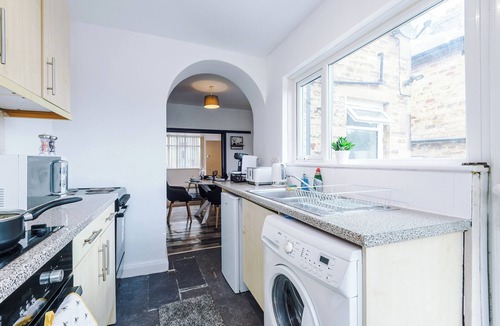Elland House | Gorgeous 2 bed house, Sleeps 6, Pet-friendly, Free parking
