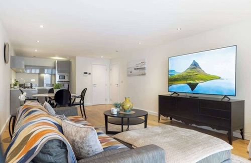 Larkhall Apartment | Gorgeous 2BR2BA w Balcony & AC Clapham North