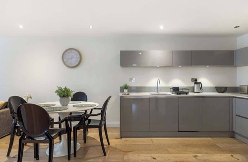 Larkhall Apartment | Gorgeous 2BR2BA w Balcony & AC Clapham North