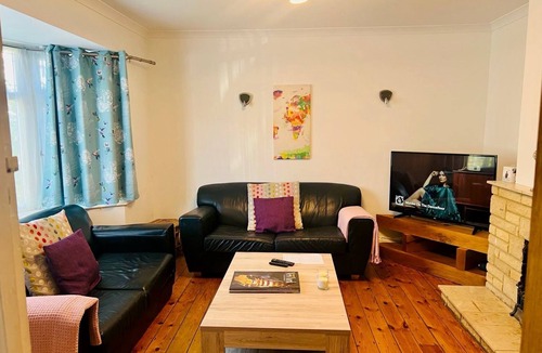 Ashford House | Gorgeous Cosy home 2 Miles from Heathrow Airport
