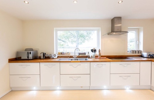 Stoke Albany House | Grand 5BR Home in Market Harborough with Free Parking