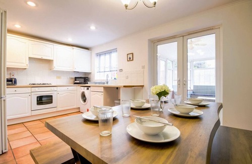 Milton Malsor House | Grange House Sleeps 6 Driveway Parking Sky TV Fast WiFi Self-Check-In Yoko Property