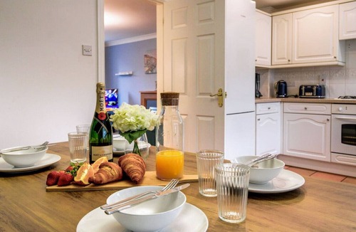 Milton Malsor House | Grange House Sleeps 6 Driveway Parking Sky TV Fast WiFi Self-Check-In Yoko Property
