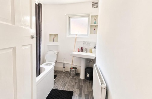 Luton Apartment | Grange House 1 Bedroom for 3,4, Train Station FREE Parking