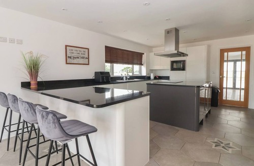 Bridlington Cottage | GRAVEL PIT COTTAGE, pet friendly, with hot tub in Fraisthorpe