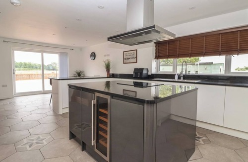 Bridlington Cottage | GRAVEL PIT COTTAGE, pet friendly, with hot tub in Fraisthorpe