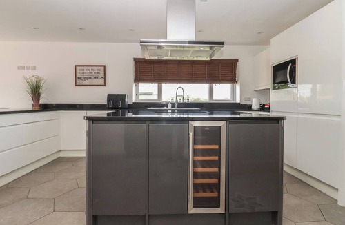 Bridlington Cottage | GRAVEL PIT COTTAGE, pet friendly, with hot tub in Fraisthorpe