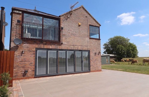 Bridlington Cottage | GRAVEL PIT COTTAGE, pet friendly, with hot tub in Fraisthorpe
