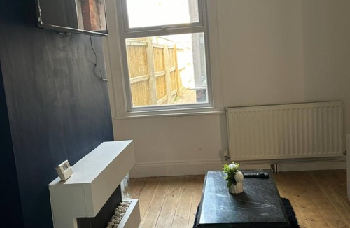 Grimsby Apartment | Grimsby Workers Haven 4 Bed Renovated House Sleeps 8n