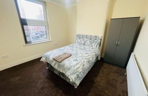 Nottingham House | Group Friendly 5 Bedroom House Near Nottingham Train Station & Football Stadium, Self Check-In, Fast WiFi & Free On-Street Parking