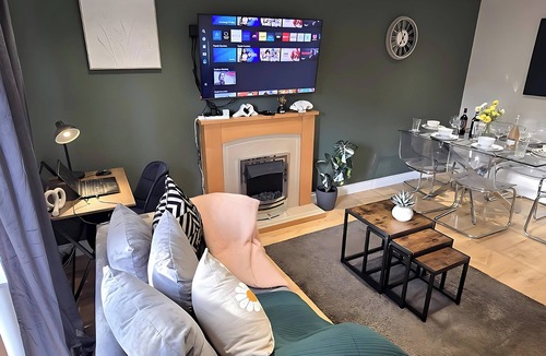 Bilston House | Group House Sleeps 9 with Garden and Parking