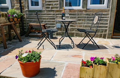 Honley Cottage | HA'PENNY COTTAGE, pet friendly, character holiday cottage in Meltham