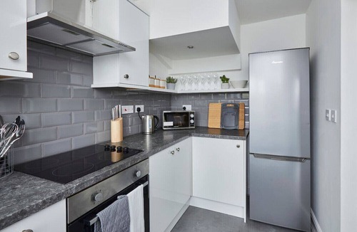 Halifax Villa | Halifax+Piece Hall 4 min| Parking | Pets OK|Garden