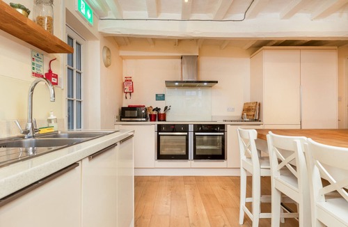 Castle Donington Cottage | HAMBLETON HOUSE, pet friendly, with hot tub in Castle Donington