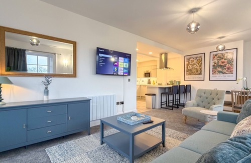 Birkenhead Apartment | Hamilton Square 1 - sleeps 6 guests in 2 bedrooms