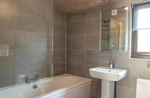 Storwood Villa | Harvest 12 Lodge - Yellowtop Country Park - Hot Tub - Yorkshire