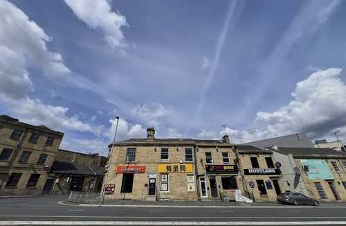 Huddersfield Apartment | Hayy Studio | Chill, Clean, Central Town Stay