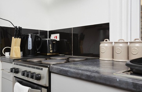 Huddersfield Apartment | Hayy Studio Suite | Sleek, Comfy, Town Location