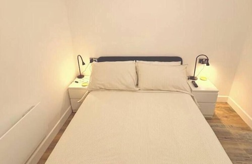 Rastrick Cabin | HD2 The Hideaway | Stylish Private Annex near Brighouse