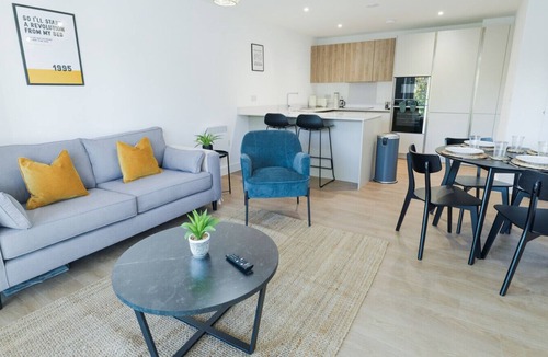 Cheadle Apartment | Heald Green Flat Near Airport & EV Charger