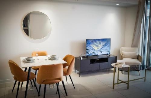 Docklands Apartment | High Floor Modern 1BR Stunning Views Balcony Portable AC Free Parking