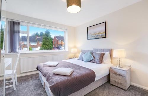 High Wycombe Apartment | High Wycombe 4 Bedroom House Sleeps 8 Parking - By Roost Accommodation