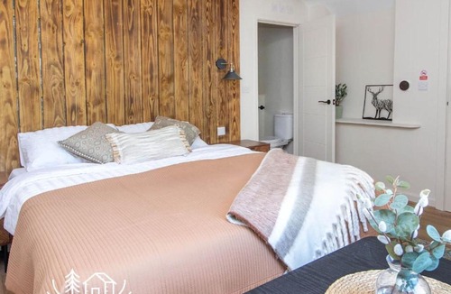 Dibden Purlieu Apartment | Hippo Room 8 - Peaceful Double - Garden View