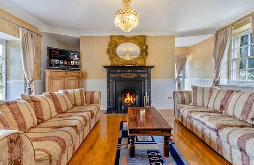 Shifnal House | Historic 6-Bed Manor Sleeps 12 · Four-Posters & Fireplaces near Ironbridge